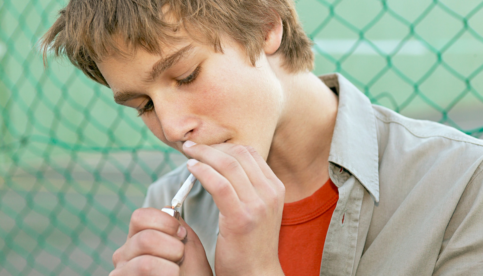Юнец с трудным характером 9 букв. Курящий подросток. Курение подростков. Подросток с сигаретой. Подростки и вредные привычки.